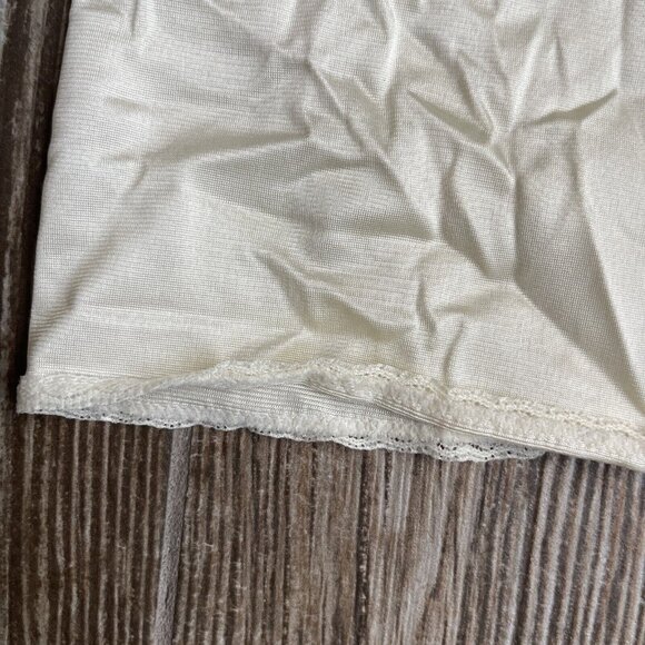 2/$18‎ SALE! Vassarette Slip Skirt Cream Womens L Vintage USA Silky Nylon Lace - Picture 2 of 8